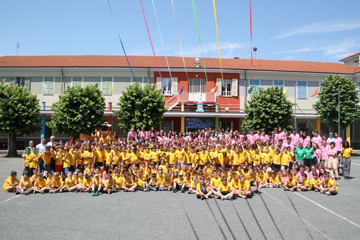 Foto di gruppo di una precedente edizione di Estate Ragazzi all'oratorio Don Bosco di Saluzzo