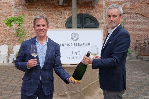 Kyle Krause, a sinistra, col presidente della "Enrico Serafino" Nico Conta durante i festeggiamenti tenuti nel 2018 per i 140 anni della cantina canalese Kyle Krause, a sinistra, col presidente della "Enrico Serafino" Nico Conta durante i festeggiamenti tenuti nel 2018 per i 140 anni della cantina canalese
