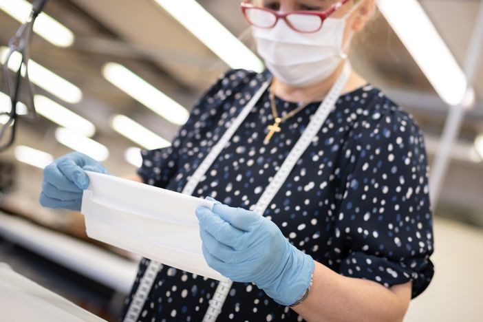 Emergenza Coronavirus: sette sarte di Magliano Alpi cuciono mascherine