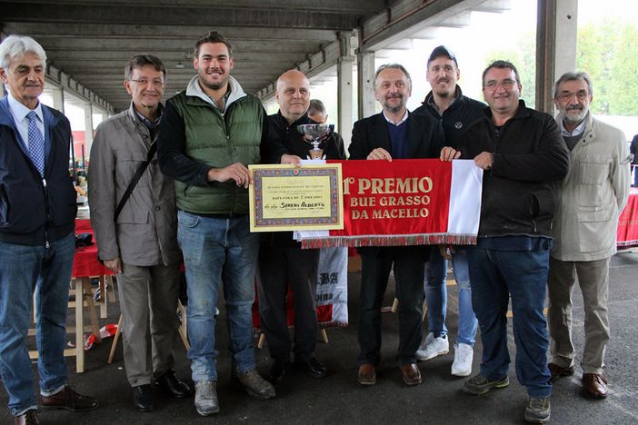 Alba: premiati i vincitori della “Grande rassegna di bovini piemontesi” Alba: premiati i vincitori della “Grande rassegna di bovini piemontesi”