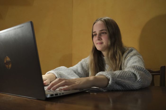 La studentessa saviglianese Anna Olivero racconta la DAD: "Ci aiuta a essere più organizzati, ma mi manca il contatto con i miei compagni" La studentessa saviglianese Anna Olivero racconta la DAD: "Ci aiuta a essere più organizzati, ma mi manca il contatto con i miei compagni"