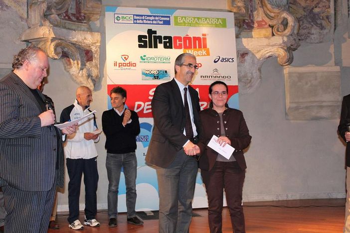 Sabrina Galaverna, presidente AVIS Caraglio, riceve dalla mani di Alberto Valmaggia, sindaco di Cuneo, il contributo della Fondazione Matteo Costamagna Onlus