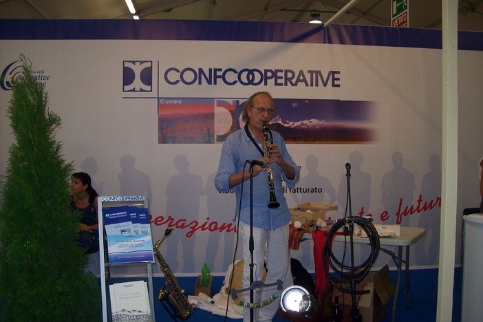 Piero Ponzo, in arte Peru, dei Tre Lilu anima lo stand della Banca Alpi Marittime