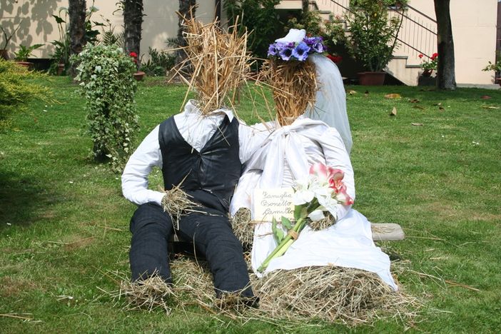 Alcune belle rappresentazioni di spaventapasseri e nell'ultima foto il sindaco Giuliano Ruatta