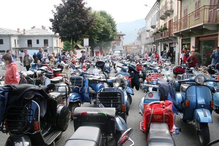 Via Po invasa dalle "Vespe" in una passata edizione del raduno