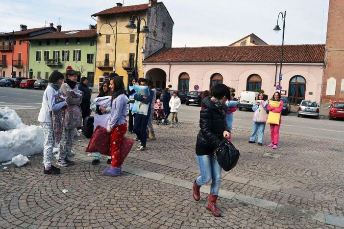 Pigiama, ciabatte e cuscino: a Villafalletto va in onda il flash mob