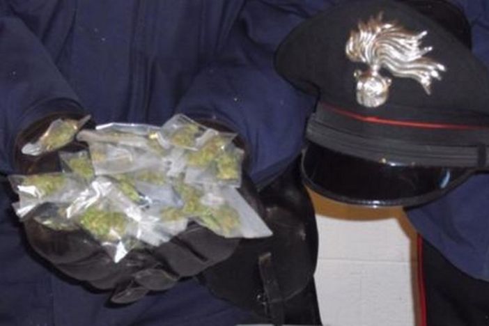 La droga sequestrata dai militari La droga sequestrata dai militari