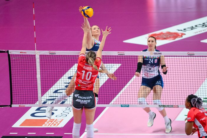 Madison Kubik a muro con la maglia di Cuneo Madison Kubik a muro con la maglia di Cuneo