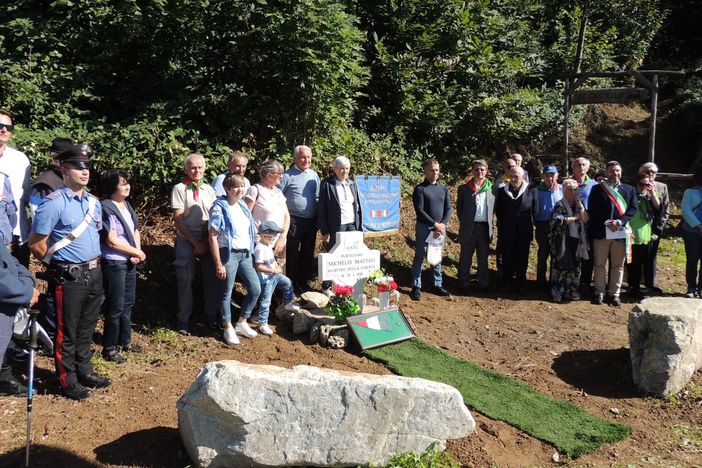 Posata la nuova croce in ricordo del partigiano Matteo Michelis a Roccaforte Mondovì [FOTO]