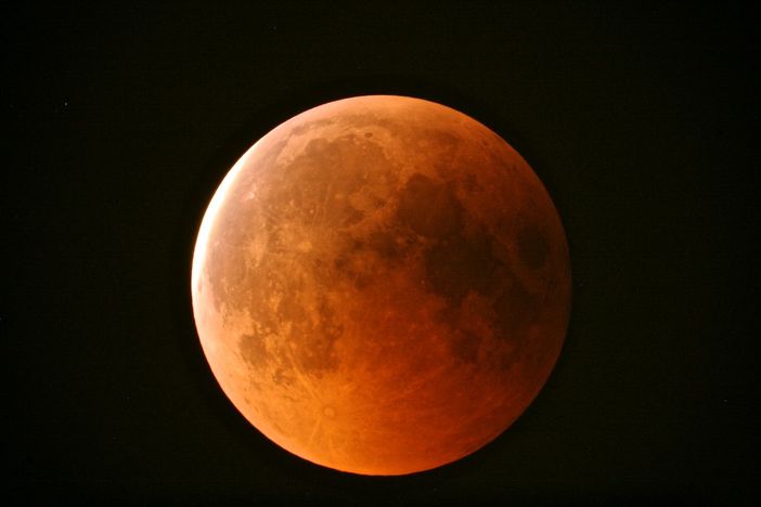 Tutti con il naso all'insù per vedere la "Superluna di Sangue"