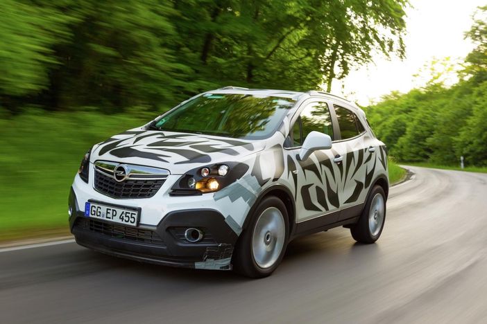 Mokka, il nuovo SUV di Opel entra in un segmento in crescita come quello dei SUV compatti. Mokka offre cinque posti comodi in dimensioni compatte pari a 4,28 metri di lunghezza. Unisce un design elegante con tecnologie e funzionalità di classe.