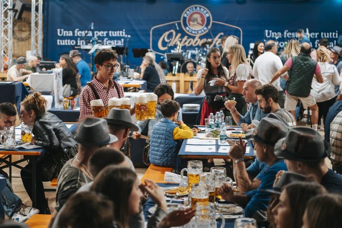 Il servizio al tavolo al Paulaner Oktoberfest Cuneo (ph@Laura Atzeni)
