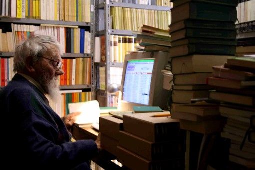 Padre Sergio tra i suoi libri