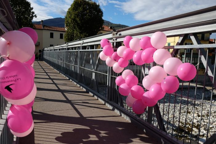 La passerella di Garessio si tinge di rosa per la prevenzione del tumore al seno La passerella di Garessio si tinge di rosa per la prevenzione del tumore al seno