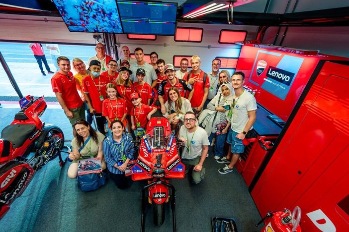 Otto pazienti di UGI e Regina Margherita ospiti di Pecco Bagnaia al Gran Premio di San Marino Otto pazienti di UGI e Regina Margherita ospiti di Pecco Bagnaia al Gran Premio di San Marino