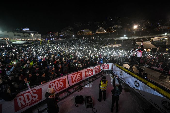 Quindicimila braccialetti illuminati per lo show di J-Ax nella Conca di Prato Quindicimila braccialetti illuminati per lo show di J-Ax nella Conca di Prato