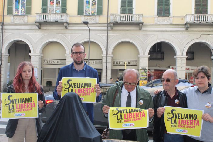 Flashmob per l'Iran libero e democratico: velata e poi svelata la statua di Ulisse a Cuneo Flashmob per l'Iran libero e democratico: velata e poi svelata la statua di Ulisse a Cuneo