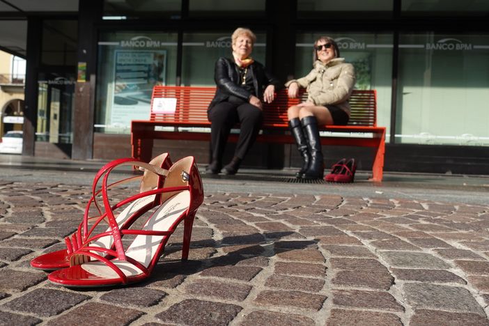 Scarpe e panchine rosse: simbolo del 25 novembre e della lotta alla violenza di genere