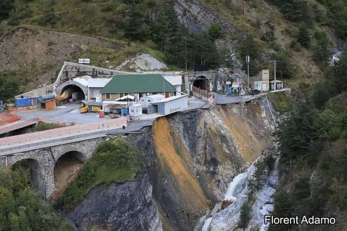 La frana all'uscita del tunnel, per superare la quale è previsto un ponte a campata unica di 70 metri La frana all'uscita del tunnel, per superare la quale è previsto un ponte a campata unica di 70 metri