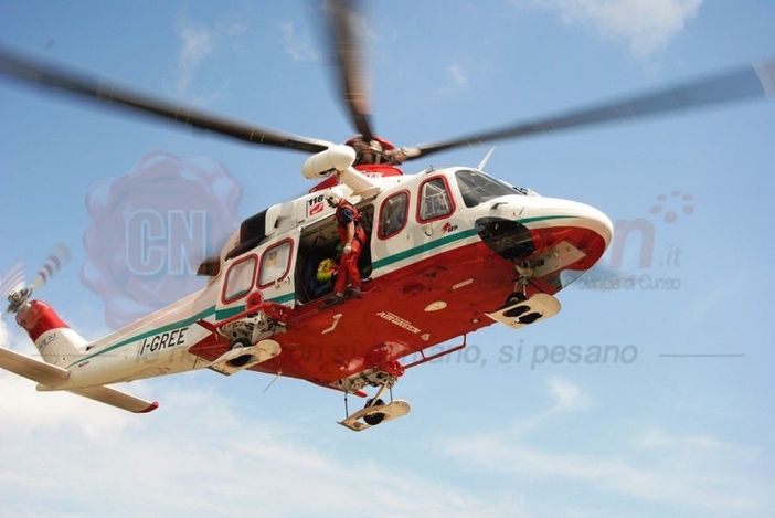 Incidente in moto, passeggero sbalzato oltre il guardrail: due feriti a Sale San Giovanni