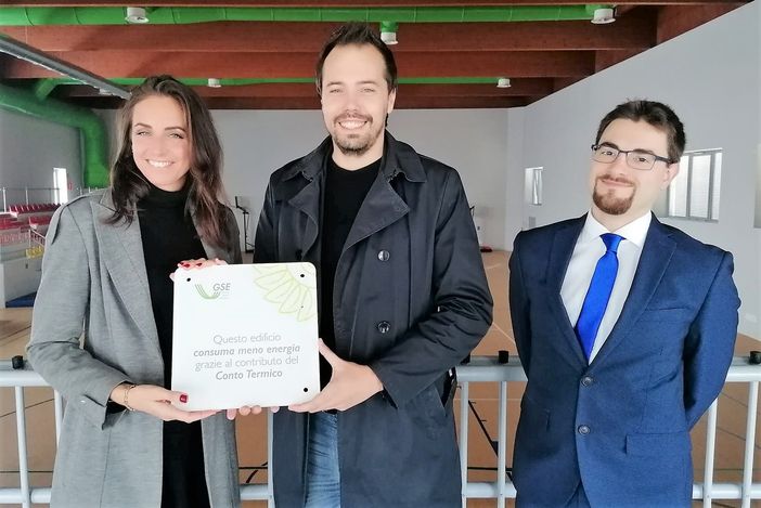 Al palazzetto di Carrù la targa del GSE per l'efficienza energetica Al palazzetto di Carrù la targa del GSE per l'efficienza energetica