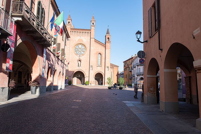Il municipio e il duomo di Alba (foto Barbara Guazzone) Il municipio e il duomo di Alba (foto Barbara Guazzone)