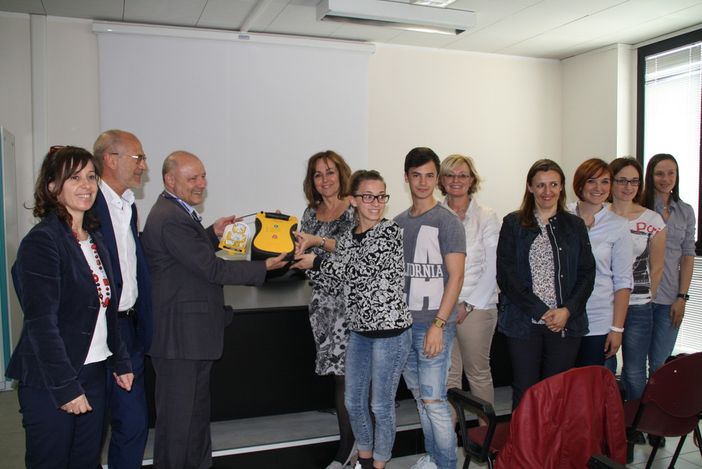 Fossano: al liceo "Ancina" arriva il nuovo defibrillatore