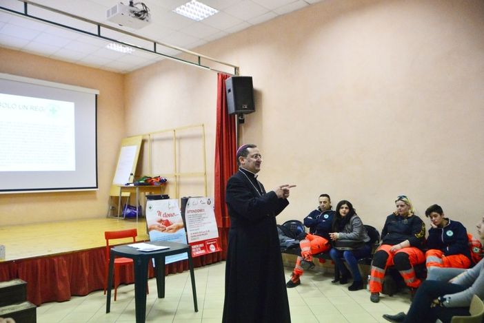 Il vescovo Bodo all'incontro promosso dalla Croce verde bagnolese