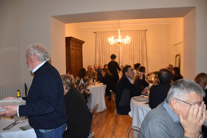 Un momento della cena e, sotto, i vincitori del concorso