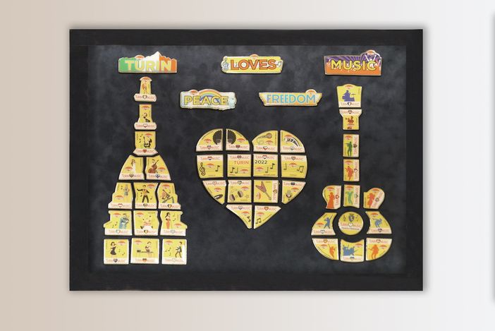 Al negozio Biraghi una mostra di spillette per lanciare la collezione Turin Loves Music realizzata dall’azienda Al negozio Biraghi una mostra di spillette per lanciare la collezione Turin Loves Music realizzata dall’azienda