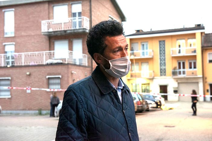 Il sindaco di Grinzane Gianfranco Garau sul luogo dlela sparatoria (foto di Barbara Guazzone) Il sindaco di Grinzane Gianfranco Garau sul luogo dlela sparatoria (foto di Barbara Guazzone)