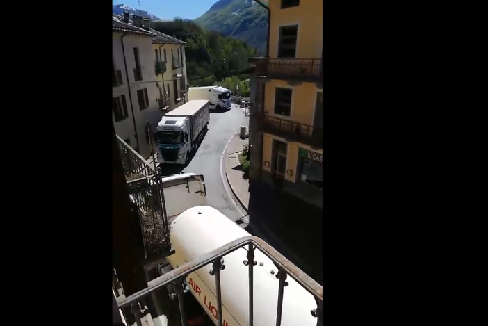 I mezzi pesanti bloccano (ancora) Demonte, il paese che attende il semaforo e sogna la variante I mezzi pesanti bloccano (ancora) Demonte, il paese che attende il semaforo e sogna la variante