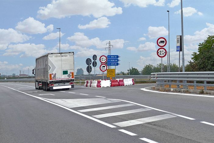 Astra Cuneo al Prefetto: “Tra lavori infiniti e strade che mancano per i camionisti è dura rispettare i tempi di guida e riposo” Astra Cuneo al Prefetto: “Tra lavori infiniti e strade che mancano per i camionisti è dura rispettare i tempi di guida e riposo”