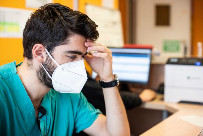 Medico al lavoro preoccupato Medico al lavoro preoccupato