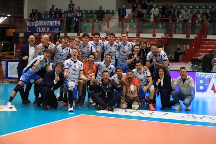 La MA Acqua S.Bernardo Cuneo esulta per la prima vittoria in campionato (Foto: Margerita Leone) La MA Acqua S.Bernardo Cuneo esulta per la prima vittoria in campionato (Foto: Margerita Leone)