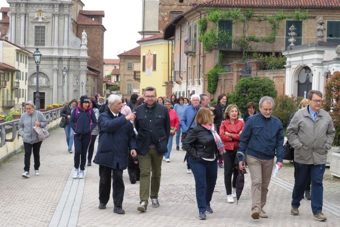 Due momenti della passeggiata letteraria tenutasi ieri, domenica 5 maggio