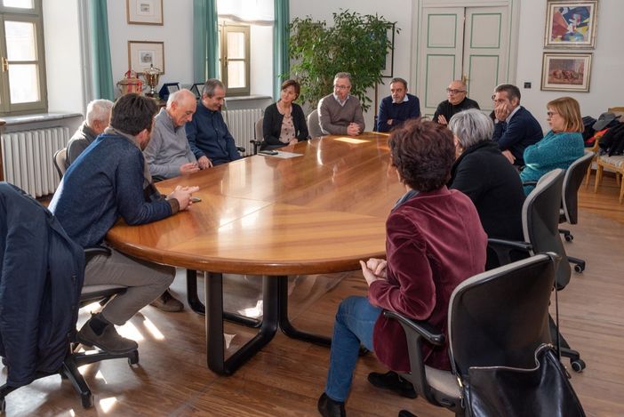 Bra, il cuore grande del Comitato Oltreferrovia: dalla cena benefica fondi per una onlus e un defibrillatore per la sede Bra, il cuore grande del Comitato Oltreferrovia: dalla cena benefica fondi per una onlus e un defibrillatore per la sede