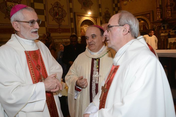 Padre Moscone, a destra, coi vescovi di Alba, Brunetti, e di Vercelli, Arnolfo (Foto Severino Marcato/Gazzetta d'Alba)