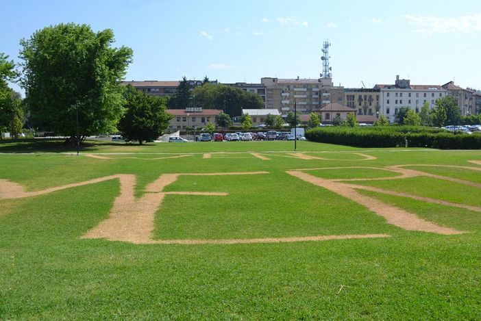 Il Comune di Alba ha sporto denuncia per danneggiamenti al prato del parco Böblingen