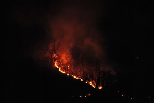 Le immagini dell'incendio e delle squadre di spegnimento in azione (copyright Targatocn.it) Le immagini dell'incendio e delle squadre di spegnimento in azione (copyright Targatocn.it)