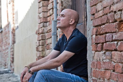 Il cantautore astigiano Beppe Giampà in diretta Youtube per il Belgio Il cantautore astigiano Beppe Giampà in diretta Youtube per il Belgio