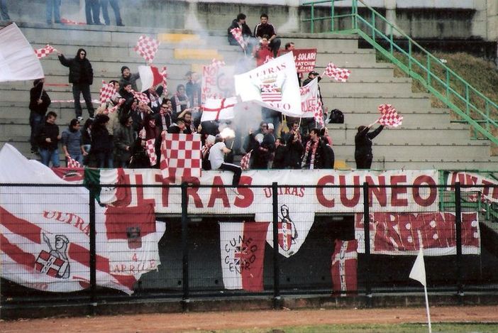 Glu ultras del Cuneo durante una partita
