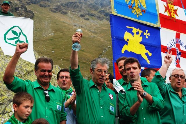 Tutti intorno ad osannare il leader malato che solleva l'ampolla, a Pian del re di Crissolo. Altri tempi...