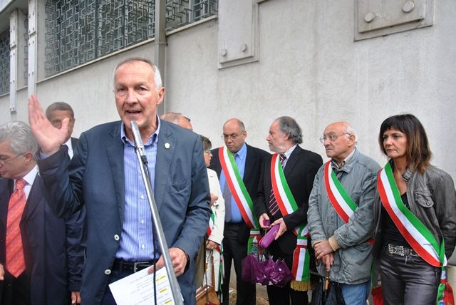 Franco Demaria davanti al Tribunale di Saluzzo, nella manifestazione del settembre del 2012