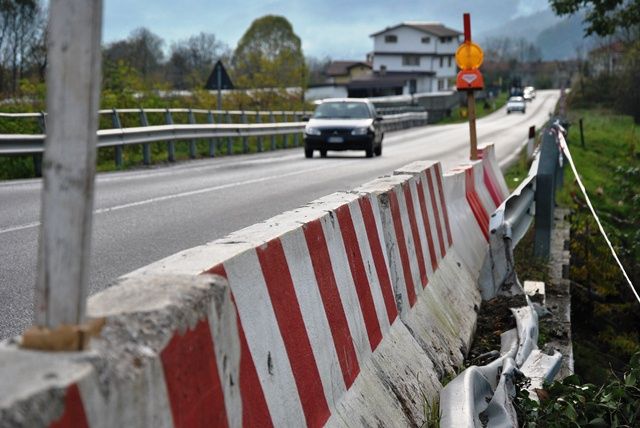 Paesana-Sanfront: tanti perché da chiarire sui piantoni del guard rail del ponte sulla Provinciale 26 sfondato da un camion il 3 novembre scorso