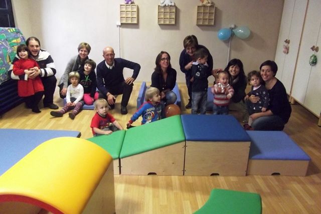 Il sindaco Silvano Dovetta all'interno del micronido comunale