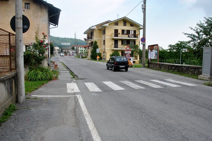 Via Nazionale a Paesana, uno dei due posti in cui verrano rimontati i dossi (copyright targatocn.it)