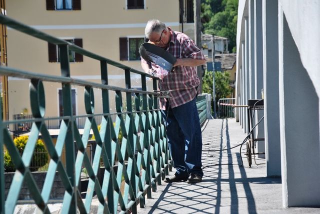 Il fabbro Riccardo Ughetti al lavoro per rialzare la ringhiera di protezione ai camminamenti sul Ponte Po di Paesana Il fabbro Riccardo Ughetti al lavoro per rialzare la ringhiera di protezione ai camminamenti sul Ponte Po di Paesana