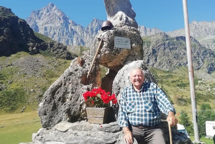 Giovanni Genre, 89 anni davanti al monumento degli alpini a Pian della Regina da lui costruito Giovanni Genre, 89 anni davanti al monumento degli alpini a Pian della Regina da lui costruito