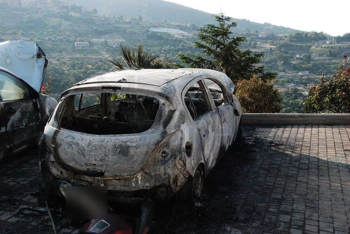 Albese mai rassegnato fa esplodere tre auto sotto casa della ex compagna